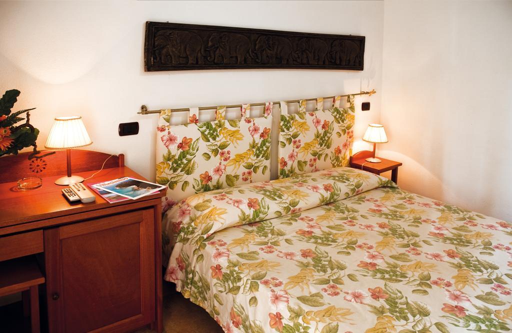 Villaggio Camping Spiaggia Del Riso Villasimius Exteriör bild